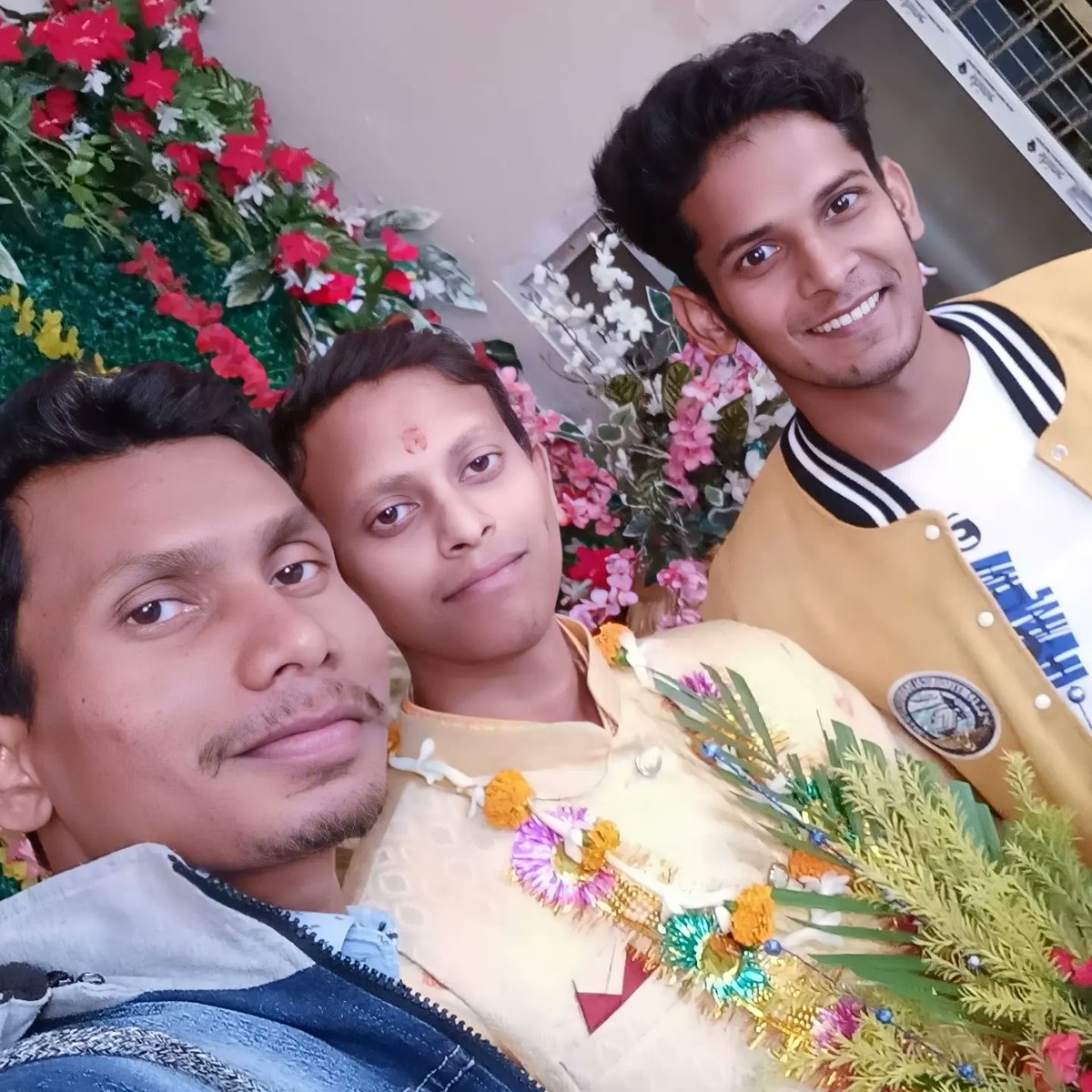 ViralVEER2's tweet photo. "Congratulations on your marriage! I wish you not only a happy day but an entire life full of fun and enjoyment! My heartfelt congratulations, my dear friend.” #viralveer #mantoshprashad #yatendevmandi https://t.co/1BzvolvWuG