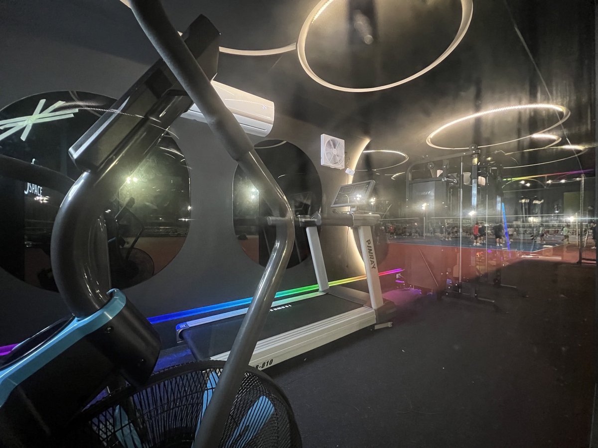 CYUT_official's tweet photo. Tired of the pricey gym membership &amp; crowded gym? Perhaps the brand-new AI #containergym here in @CYUT_2022 is an option. It provides a full #fitness experience in a #sustainable &amp; convenient manner. It is the first of its kind that appears among universities in Taiwan. #ospace https://t.co/tXsIw7iANP