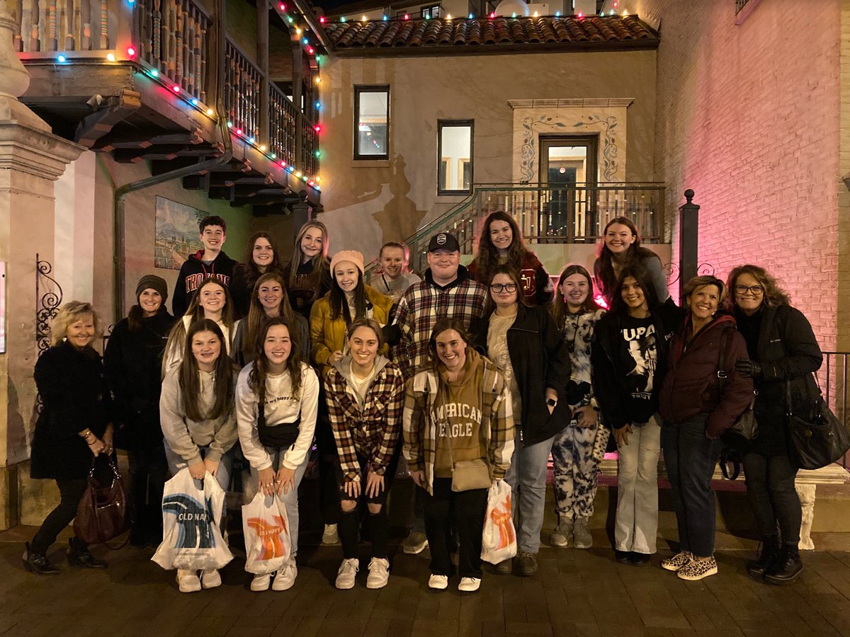 OZ_Trojans's tweet photo. FBLA went to the Plaza for their Christmas outing. #GoodTimes #christmasouting #osawatomietrojans https://t.co/B2HwjluEOO