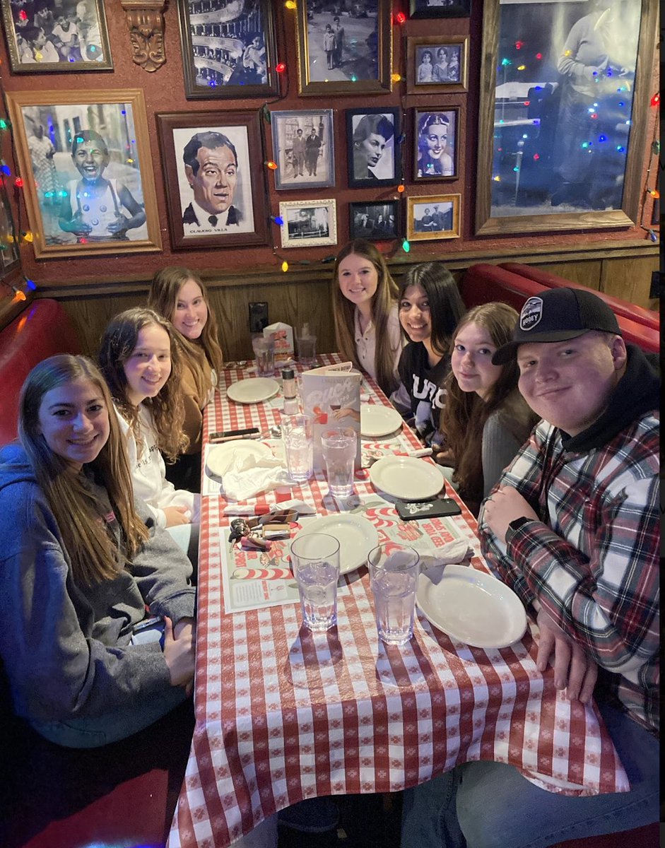 OZ_Trojans's tweet photo. FBLA went to the Plaza for their Christmas outing. #GoodTimes #christmasouting #osawatomietrojans https://t.co/B2HwjluEOO