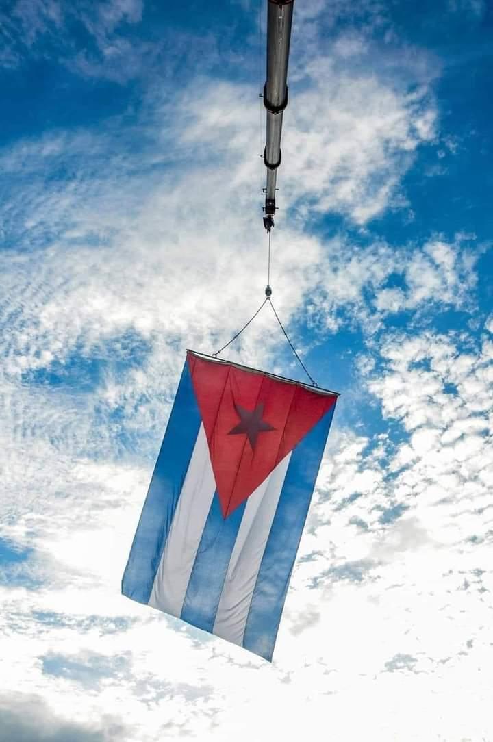Tan alta mi bandera como la moral de un Estado que lucha contra poderosas fuerzas y distribuye con equidad lo que tiene en función del Pueblo.
#MejorSinBloqueo
#CardenasEnVictoria 
#CubaVsBloqueo
#FidelPorSiempre