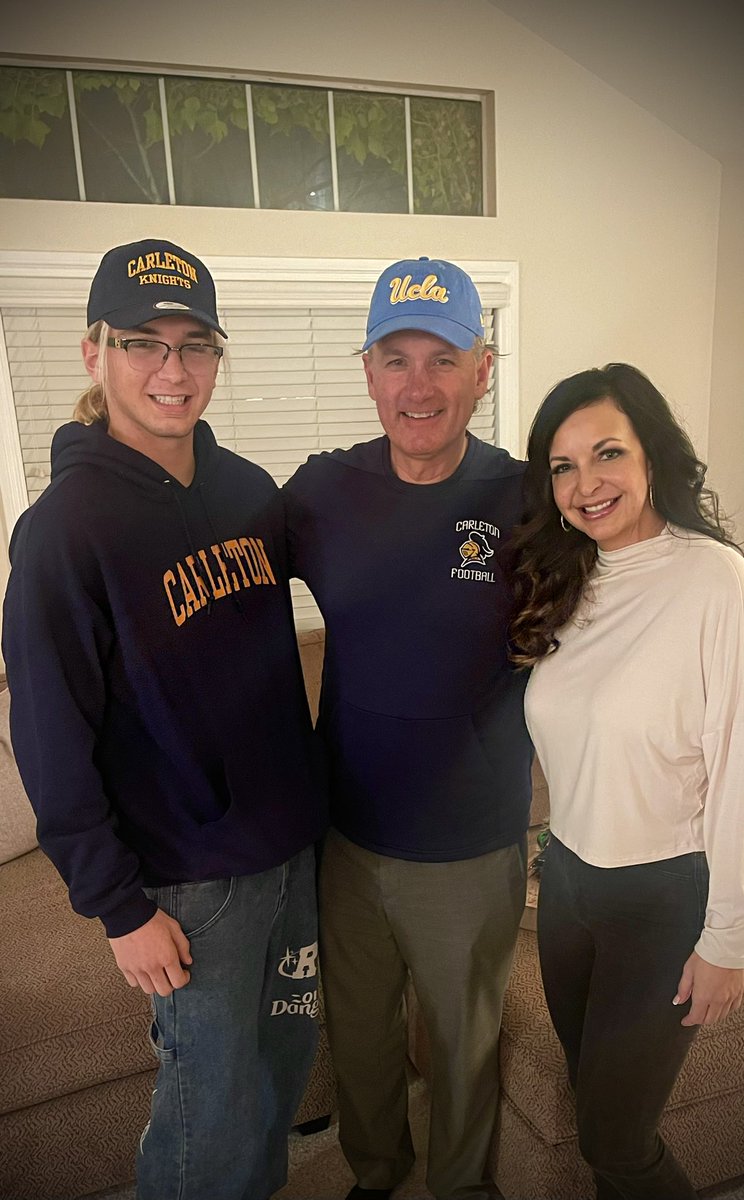 WeeseOliver's tweet photo. Thank you @CoachJournell for
coming to visit.
We enjoyed having you in Palmdale,
CA. #qhhsfootball #DirtMade #KeepStackin https://t.co/EObf4bfDdZ