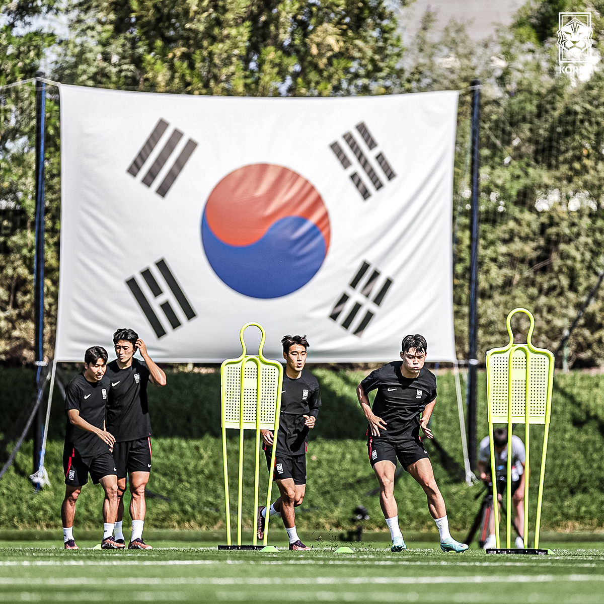 theKFA's tweet photo. 🇰🇷대한민국이 뒤에 있기에 두려울 것 없습니다!👍🏻

✔2022 FIFA 카타르 월드컵 16강전
🇰🇷v🇧🇷브라질 12.06(화) 04:00 (KST)

#대한민국 #축구국가대표팀 더 뜨겁게, 𝐭𝐡𝐞 𝐑𝐞𝐝𝐬🔥 https://t.co/dS1WxWnmkh