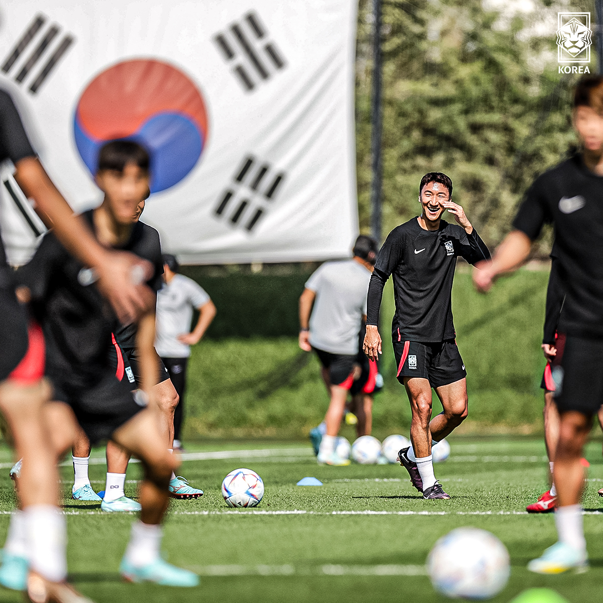 theKFA's tweet photo. 🇰🇷대한민국이 뒤에 있기에 두려울 것 없습니다!👍🏻

✔2022 FIFA 카타르 월드컵 16강전
🇰🇷v🇧🇷브라질 12.06(화) 04:00 (KST)

#대한민국 #축구국가대표팀 더 뜨겁게, 𝐭𝐡𝐞 𝐑𝐞𝐝𝐬🔥 https://t.co/dS1WxWnmkh