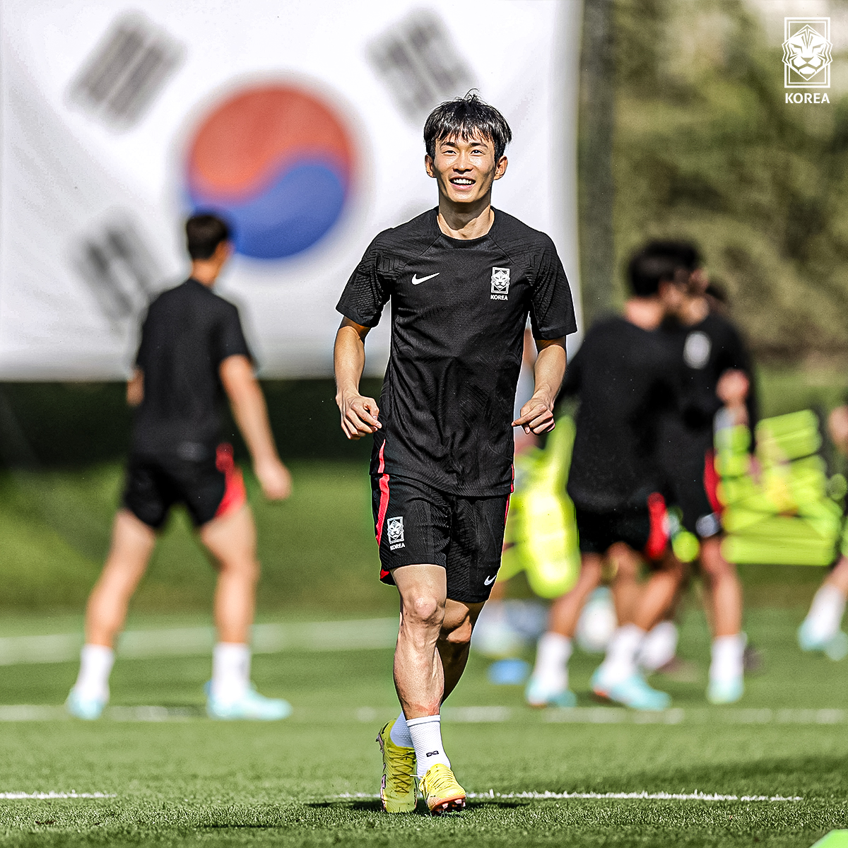 theKFA's tweet photo. 🇰🇷대한민국이 뒤에 있기에 두려울 것 없습니다!👍🏻

✔2022 FIFA 카타르 월드컵 16강전
🇰🇷v🇧🇷브라질 12.06(화) 04:00 (KST)

#대한민국 #축구국가대표팀 더 뜨겁게, 𝐭𝐡𝐞 𝐑𝐞𝐝𝐬🔥 https://t.co/dS1WxWnmkh