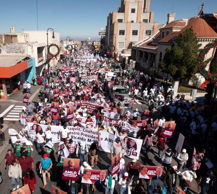 epigmenioibarra's tweet photo. Como en Hidalgo y en Oaxaca se acerca la hora del cambio en Coahuila. La 4a transformación se abre paso, con @RicardoMeb en la cuna de la Revolución. Más de 15 mil personas se manifiestan en Saltillo! https://t.co/aKLRfN8hUs