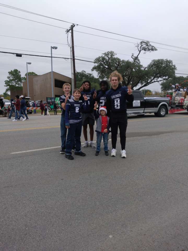 94th Annual BCS Christmas Parade!!! <a href="/TateAllen24/">Tate Allen</a> <a href="/Titus_Runnels/">Titus Runnels</a> <a href="/talondevault20/">Tᴀ’ʟᴏɴ Dᴇᴠᴀᴜʟᴛ</a> stopped to take a pic with Colt!!! V's Up!!