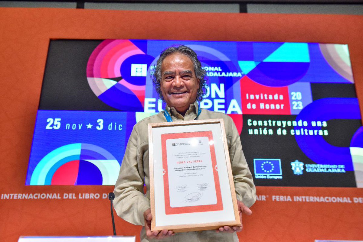 rvillanueval's tweet photo. Cerré mi agenda de la #FIL36 este domingo con la premiación al fotógrafo zacatecano @PPvaltierra.

Su trayectoria de casi 5 décadas en el periodismo cultural lo hicieron merecedor del Homenaje Nacional de Periodismo Cultural "Fernando Benítez". ¡Muchas felicidades! 👏🏽 https://t.co/eUJORMZKVe