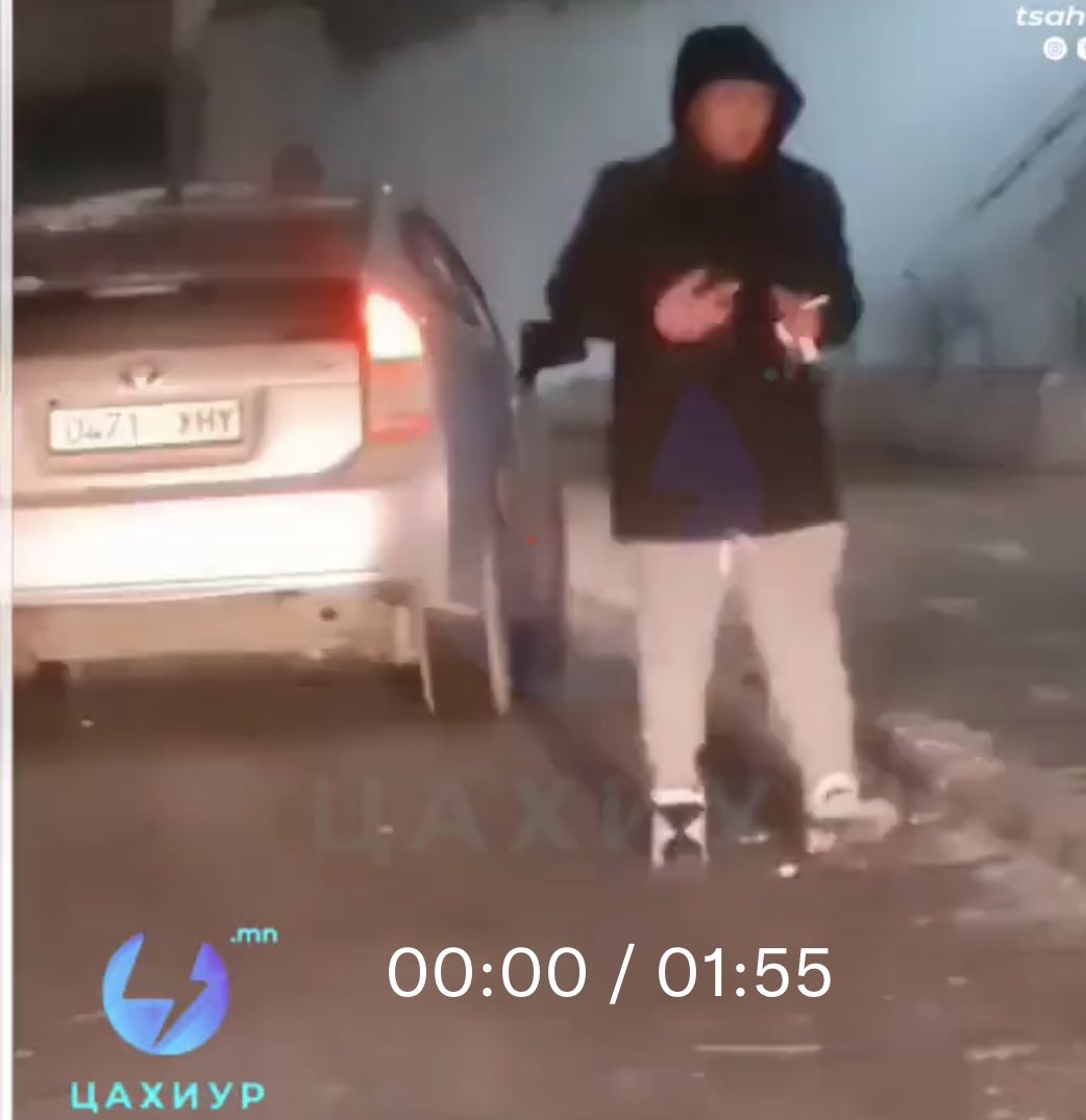 Энэ хоёр залууг шалгасэн уу? Ийм байдлаар иргэдийг айлгаж болох уу? Хуулийн дагуу ямар хариуцлага оногдуулж болох вэ? Илт явуулахгүй хашиж, дарамталж байх шиг. 

0471 УНҮ дугаартай приус.