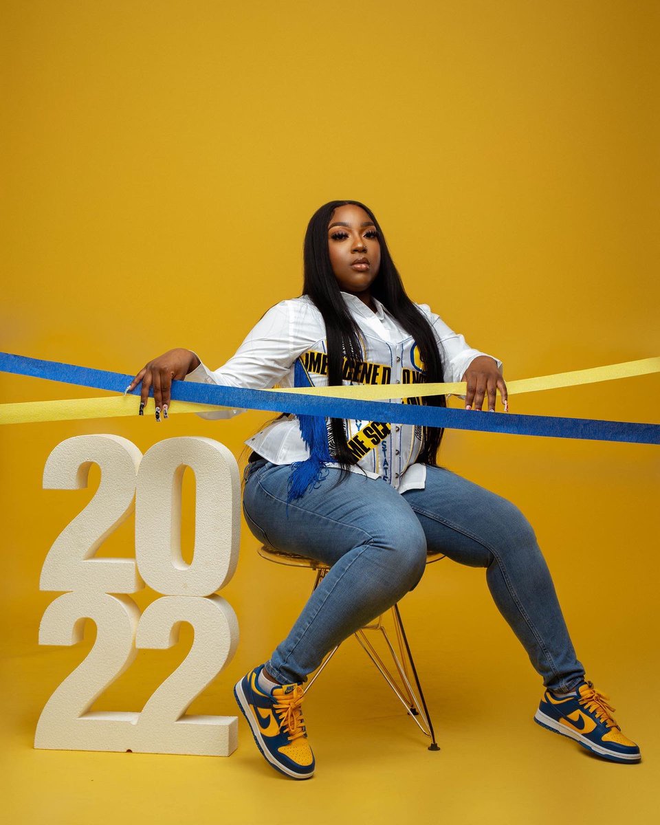 adoreenaeee's tweet photo. Kickin BIG shìt wit my feet on em💛💙
BIG GRAD BITCH👩🏾‍🎓 
#ASUTwitter #hbcu #hbcugrad https://t.co/KAubtTowci