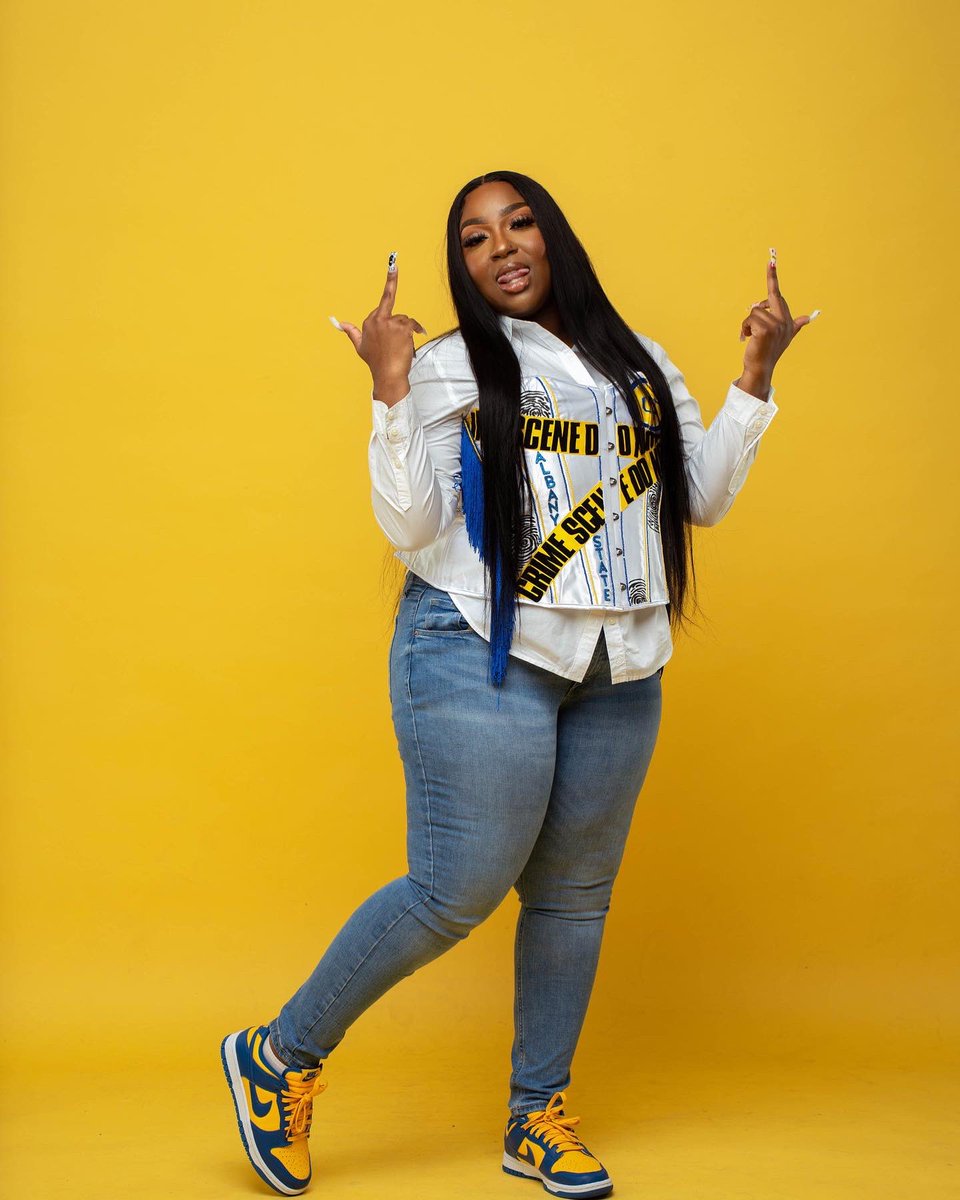 adoreenaeee's tweet photo. Kickin BIG shìt wit my feet on em💛💙
BIG GRAD BITCH👩🏾‍🎓 
#ASUTwitter #hbcu #hbcugrad https://t.co/KAubtTowci