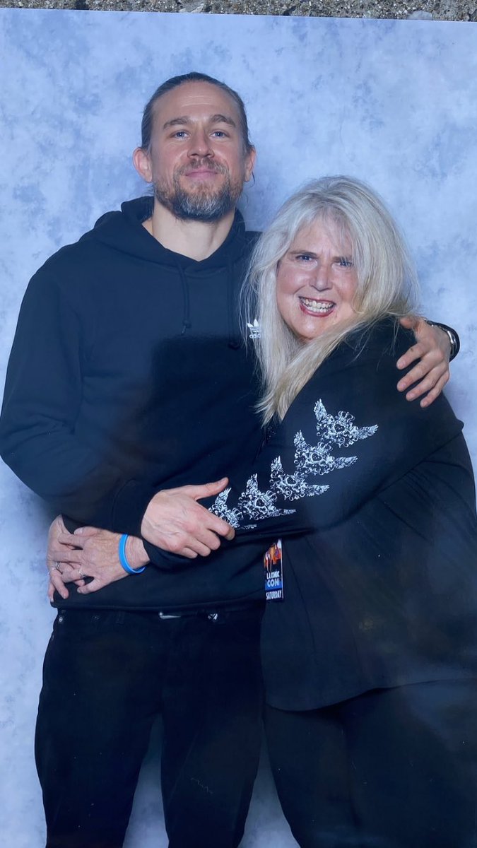 AndreaWitkin's tweet photo. Life is so good - Thank you #CharlieHunnam #ComicConLA #Kindestmanever https://t.co/YNce6opZNX
