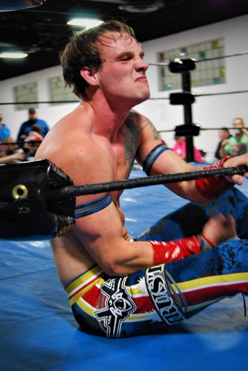 katiebear81's tweet photo. Some pics from this weekends show in Alton, IL. #benjamintrust #pwe https://t.co/5lJ6y2olME