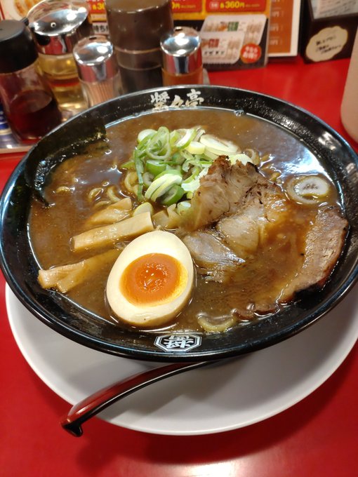 くそうちょっとでも喉に負担かけると橘右京ごっこがてきちまう
飯は食えるんだけど呼吸の仕方に気を遣う…
だが私はラーメンを喰う。 