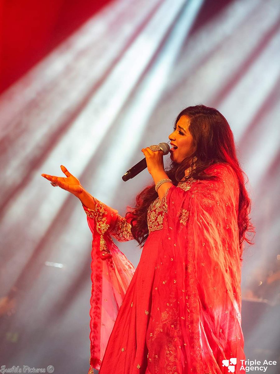 SonaSsg's tweet photo. *HD CLICKS *(SET-1)
Queen's handweaving seems an art!
This is the Queen @shreyaghoshal captivated #RaiAmsterdam as much as passionate way on the celebration of #20YearsOfSG.
#ShreyaGhoshalLiveInNetherlands
#SGSlayed https://t.co/RBpgEsIGFj