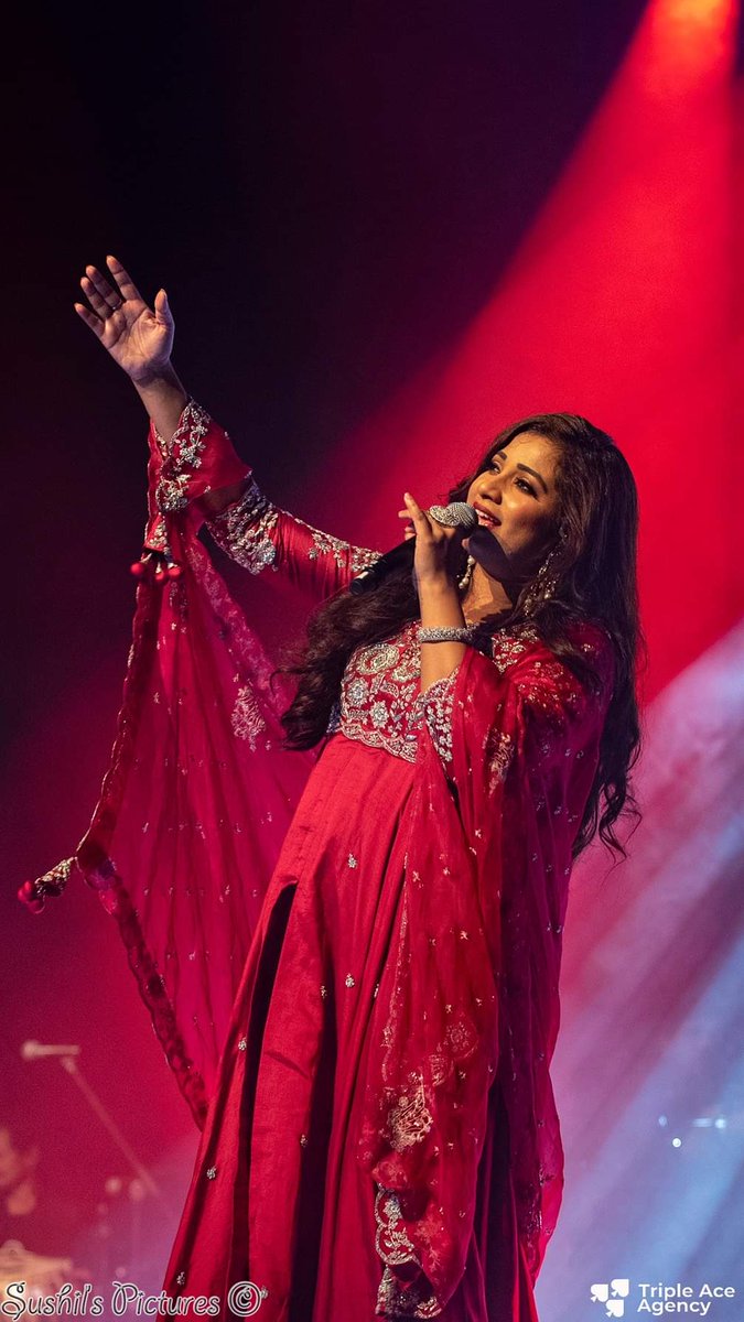 SonaSsg's tweet photo. *HD CLICKS *(SET-1)
Queen's handweaving seems an art!
This is the Queen @shreyaghoshal captivated #RaiAmsterdam as much as passionate way on the celebration of #20YearsOfSG.
#ShreyaGhoshalLiveInNetherlands
#SGSlayed https://t.co/RBpgEsIGFj