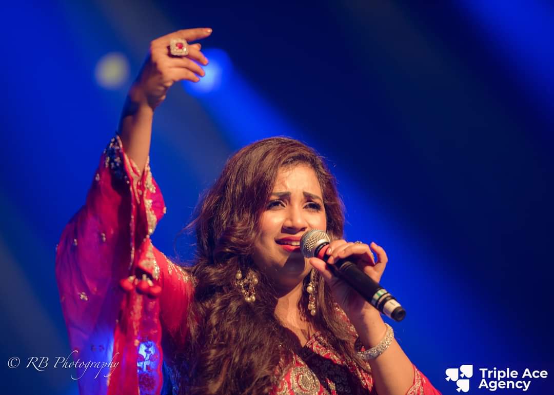 SonaSsg's tweet photo. *HD CLICKS*(SET-2)
The Queen of expressions
The Queen of million hearts
The Queen of Melody
Some iconic frames from @shreyaghoshal 's concert at #RaiAmsterdam in #Netherlands created musical buzz in Air.💯
#20YearsOfSG #SGslayed https://t.co/dPwd1soxCK
