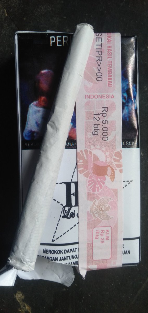 widodogroho's tweet photo. Semenjak cukai rokok SKM melonjak semakin banyak bermunculan rokok SKT dari pabrik² baru, termasuk juga Klembak Menyan (KLM). Rokok KLM juga semakin mendapat tempat di toko² besar. Harapan baru buat petani tembakau kita, benar kan @HizbutTembakau https://t.co/iILnKNPTWI