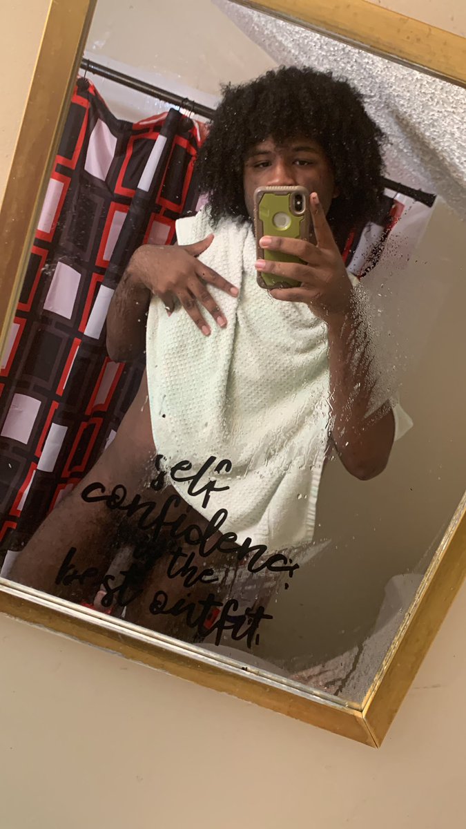 vloneisiah's tweet photo. Shower stuff (sorry for the dirty mirror)#nsfwtw #nsfwtwt #bigdick https://t.co/1IcY40cxl5