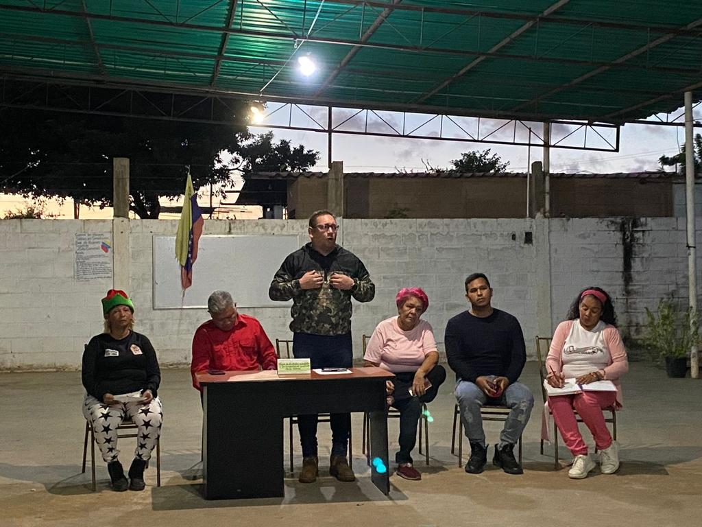 PsuvzuliaApc's tweet photo. #Zulia| Desde el Municipio Maracaibo, se realizó un Despliegue para la Consulta Pública de las Leyes del Poder Popular, sobre la implementación de instrumentos que permitan acelerar el avance de las comunas a nivel nacional.
#ComunaoNada 

#CopaNavidad2022 https://t.co/NhVo2JOUDH