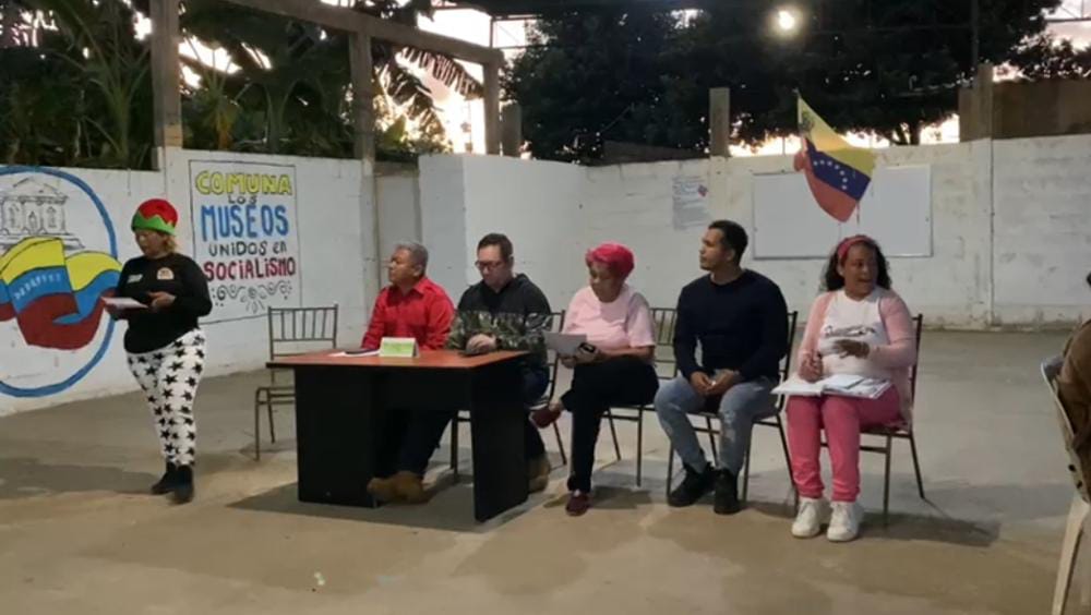 PsuvzuliaApc's tweet photo. #Zulia| Desde el Municipio Maracaibo, se realizó un Despliegue para la Consulta Pública de las Leyes del Poder Popular, sobre la implementación de instrumentos que permitan acelerar el avance de las comunas a nivel nacional.
#ComunaoNada 

#CopaNavidad2022 https://t.co/NhVo2JOUDH