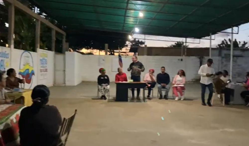 PsuvzuliaApc's tweet photo. #Zulia| Desde el Municipio Maracaibo, se realizó un Despliegue para la Consulta Pública de las Leyes del Poder Popular, sobre la implementación de instrumentos que permitan acelerar el avance de las comunas a nivel nacional.
#ComunaoNada 

#CopaNavidad2022 https://t.co/NhVo2JOUDH