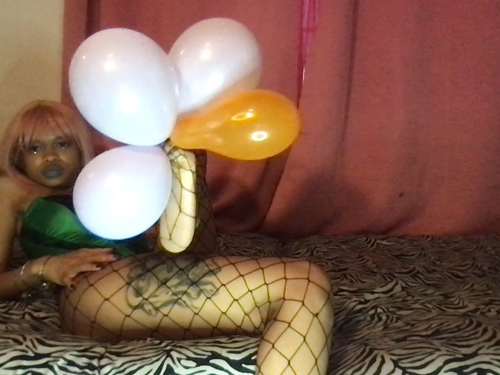 I'm online right now on skyprivate (live skype show). my private profile: https://t.co/QTMWaSrBf1 Please RT. thanks! #camgirl https://t.co/k6oxomMoZF