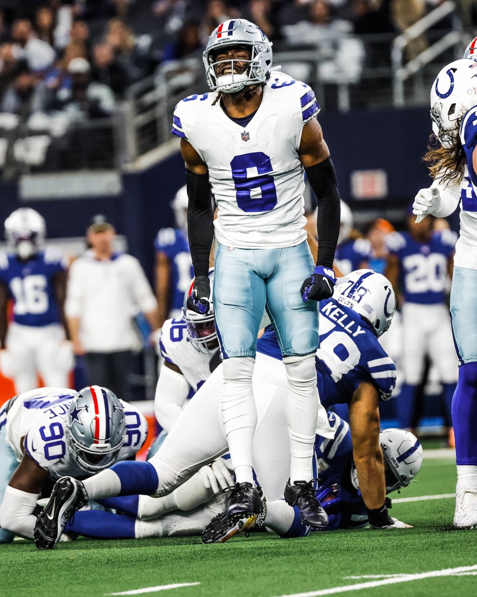 dallascowboys's tweet photo. Came to work! 💪

#INDvsDAL | #DallasCowboys 

#ProBowlVote + @Tp__5 
#ProBowlVote + @dak
#ProBowlVote + @donlwilson6 
#ProBowlVote + @EzekielElliott https://t.co/9xOtVa72iE