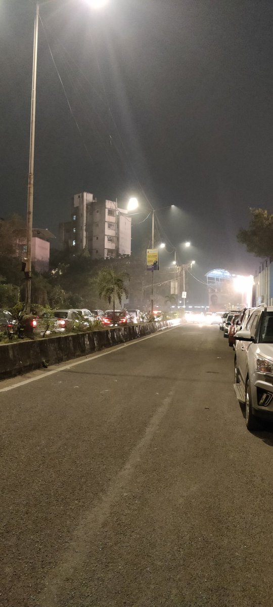 iBN8454's tweet photo. A officer came to charge them but he has call back again by his senior officer API londe sir and told the officer that they have the permission to park the cark on road you came back to office @MumbaiPolice @mumbaitraffic @sarikapawar5555 @manoj_kotak @MTPHereToHelp https://t.co/uNvxBBLOvg