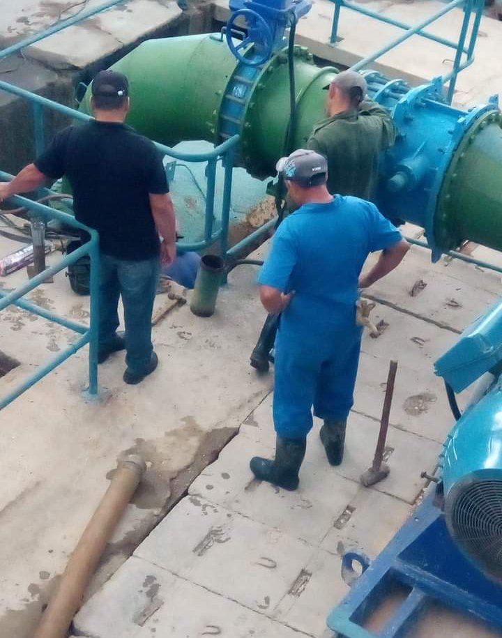 Se trabaja intensamente en la planta potabilizadora Cubano Búlgara para solucionar lo antes posible el abasto de agua a la población. 
#AcueductoAvanza