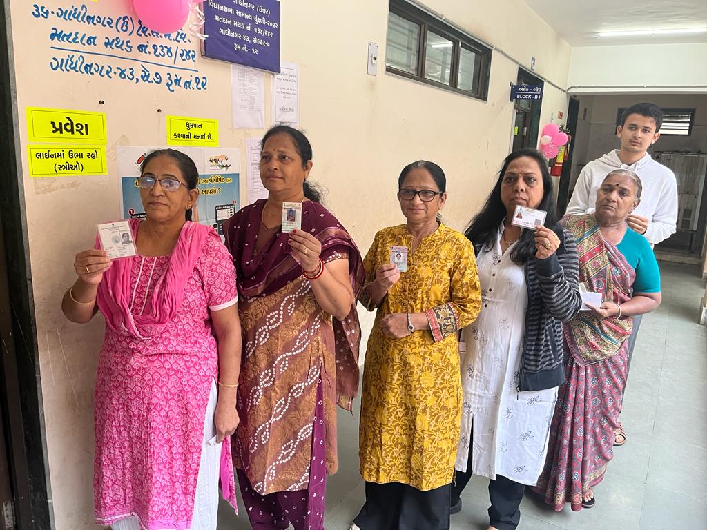 #GujaratElections2022 અંતર્ગત ગાંધીનગર જિલ્લાના તમામ વિધાનસભા મતવિસ્તારોના મતદાન મથકો પર મતદાન પ્રક્રિયાનો શાંતિપૂર્ણ વાતાવરણમાં પ્રારંભ થયો. તથા ગાંધીનગર જિલ્લાના તમામ મતદારોને મતદાન કરવા આગ્રહભરી વિનંતી છે. #Avsar <a href="/pkumarias/">Pankaj Kumar</a> <a href="/PIBAhmedabad/">PIB in Gujarat 🇮🇳</a> @deognr <a href="/CEOGujarat/">Chief Electoral Officer, Gujarat</a>