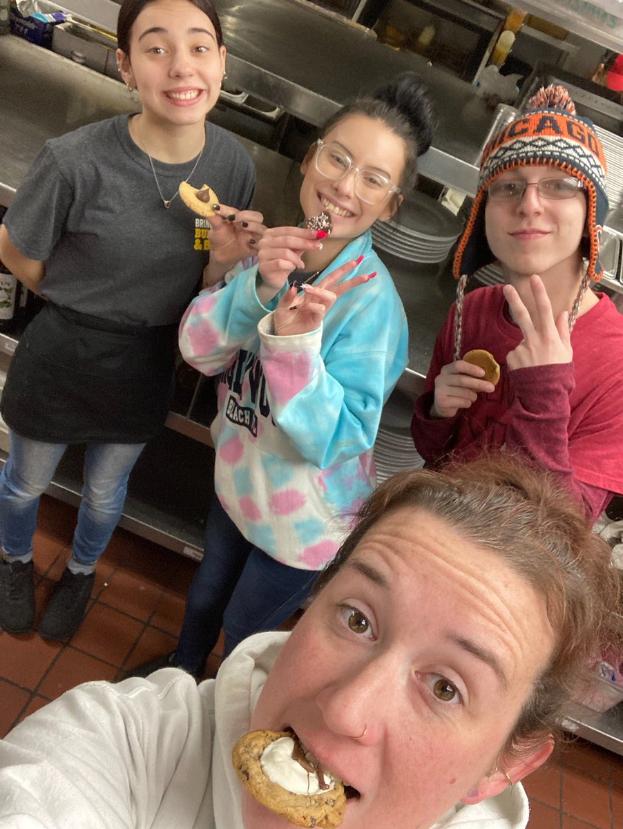 shelliwolf's tweet photo. Cookies for #teamstratford and #teamstreamwood today! No #chilisfamily left behind ๐๐ถ๏ธโค๏ธ๐๐ป #chilislove @chilis @GumpMike @NicholasBPaxton @LukeFBrockman #culture https://t.co/2LBbUIRsFn