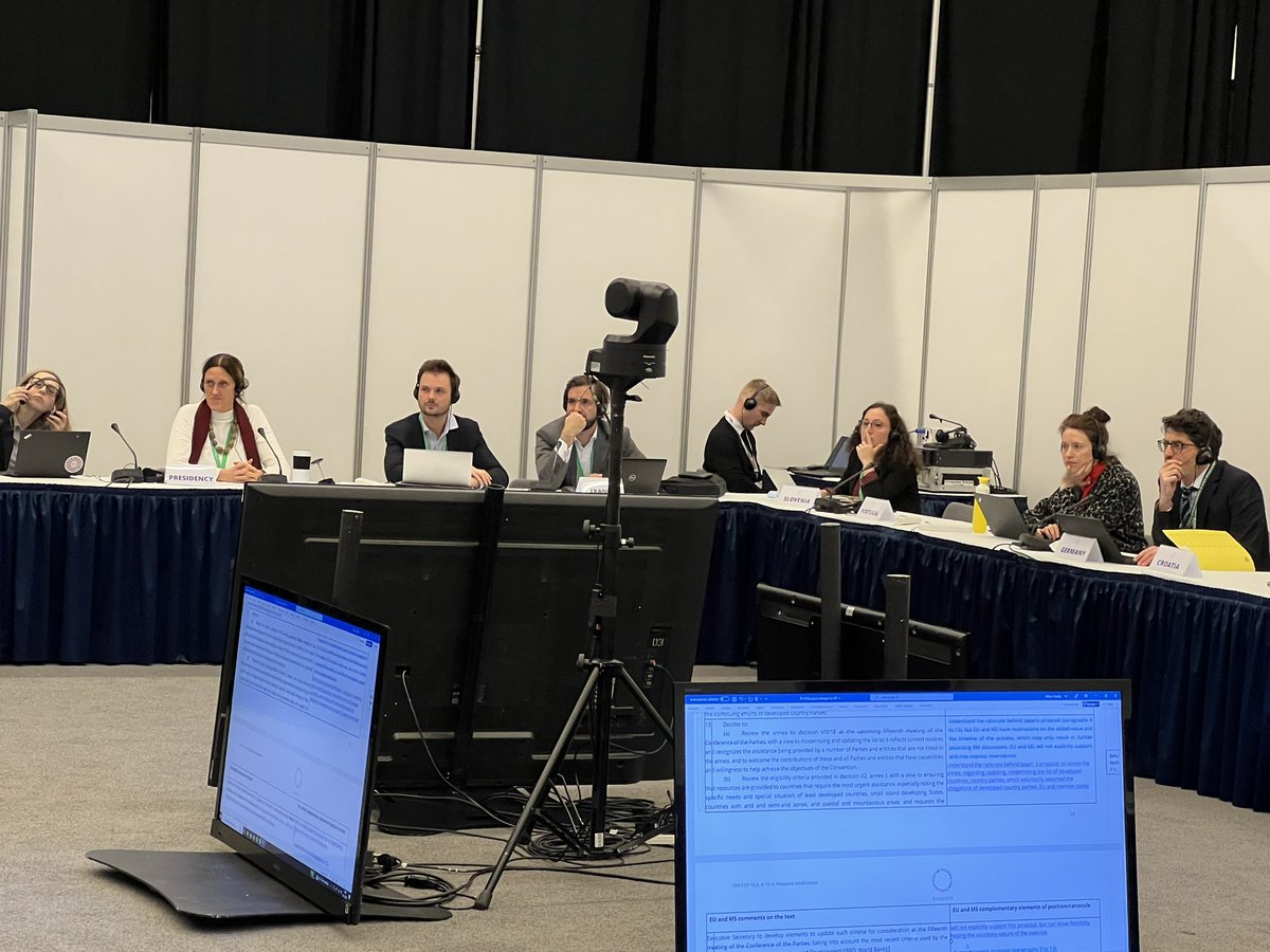 ladislav_miko's tweet photo. Od sedmi ráno do jedenácti večer… Jednání připravující návrh dohody Globálního rámce pro biodiverzitu na CBD COP15 v Montrealu pokračují.  V mnoha paralelních sekcích, v zákulusí, na evropských expertních týmech, v koordinaci pozic 🇪🇺 #CZPresENVteam hledá cestu a jede! https://t.co/HysutCpmTD