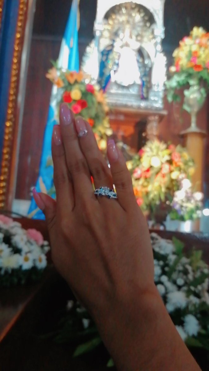 CrissRios's tweet photo. Nos fuimos de un solo al anillo de compromiso pues 🥺❤️, ante ti  madre mía encomiendo mi futuro matrimonio ✨🤍 https://t.co/QsVLpooVOv