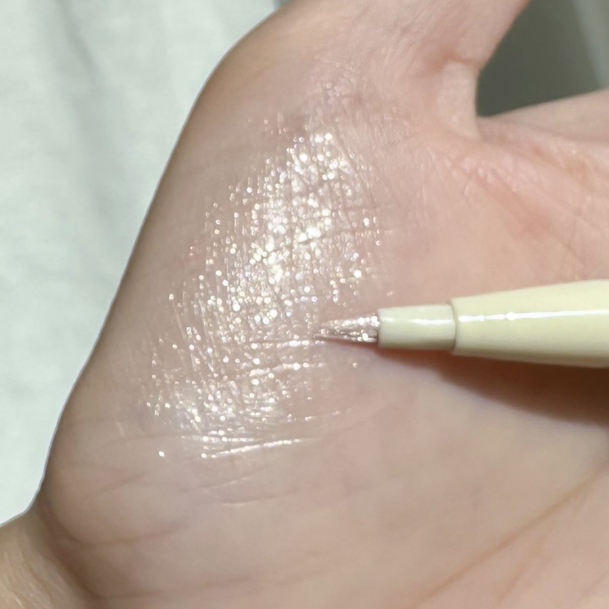 กรี้สสส เป็นอายไลน์เนอร์ที่เอามาเขียนหัวตาสวยมากๆๆ วิ้งสะใจสุดๆ แล้วติดทนมากด้วยย เพราะเนื้อเค้าเป็นแบบลิขวิด หรือจะเอามาเกลี่ยทับอายแชร์โดว์อีกทีก็สวยยย No.03 น้า 🥟🧸🧴