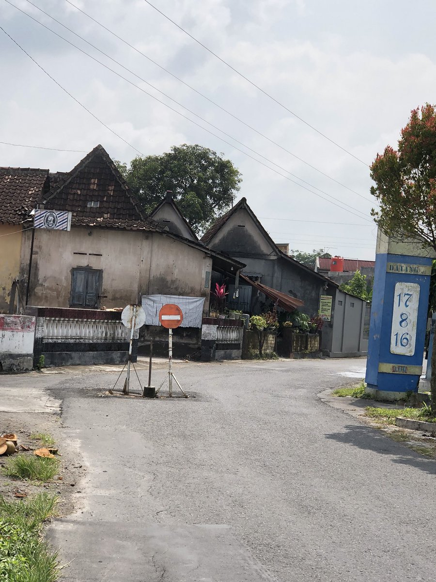 mohalvalen's tweet photo. Ajeng lapor pak, lokasi wanteyan arah jetis. jalan yg sudah hmpir 1bln masih dipasang seperti ini. Kondisi ambles, sudah d aspal,tp masih ambles. Agk riskan posisi tikungan tajam dan blindspot. Maturnuwn
@DPUPRKlaten @kabarklaten @humaskabklaten https://t.co/Q1JoN1sUpX