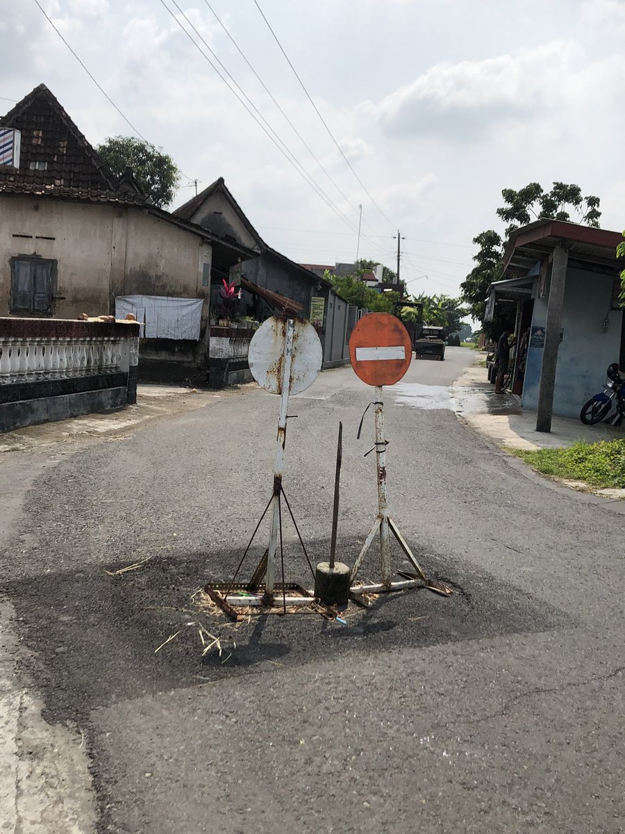 mohalvalen's tweet photo. Ajeng lapor pak, lokasi wanteyan arah jetis. jalan yg sudah hmpir 1bln masih dipasang seperti ini. Kondisi ambles, sudah d aspal,tp masih ambles. Agk riskan posisi tikungan tajam dan blindspot. Maturnuwn
@DPUPRKlaten @kabarklaten @humaskabklaten https://t.co/Q1JoN1sUpX