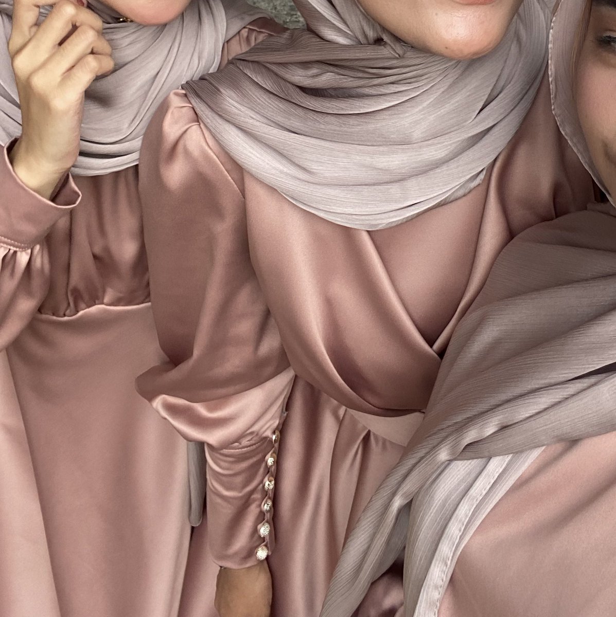 mufgoldxn's tweet photo. @ohmybeautybank kemaren ini bukan buat bridesmaid sih tp ya buat kondangan aja, warnanya agak beda difoto, inspired by foto ketiga https://t.co/Agbzciwb8R