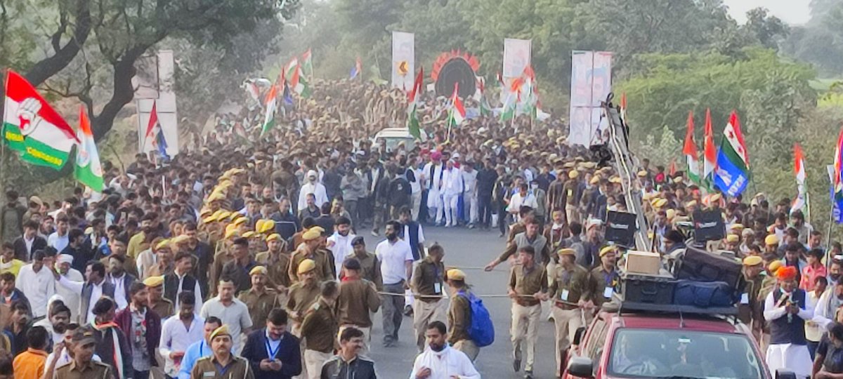 jhalawarpatrika's tweet photo. ऐतिहासिक भारत जोड़ो यात्रा का राजस्थान में पहला दिन। सुबह 6.30 बजे कलितलाई से शुरू हुई यात्रा

#incrajasthan @DmJhalawar https://t.co/ScnWnt3pK4
