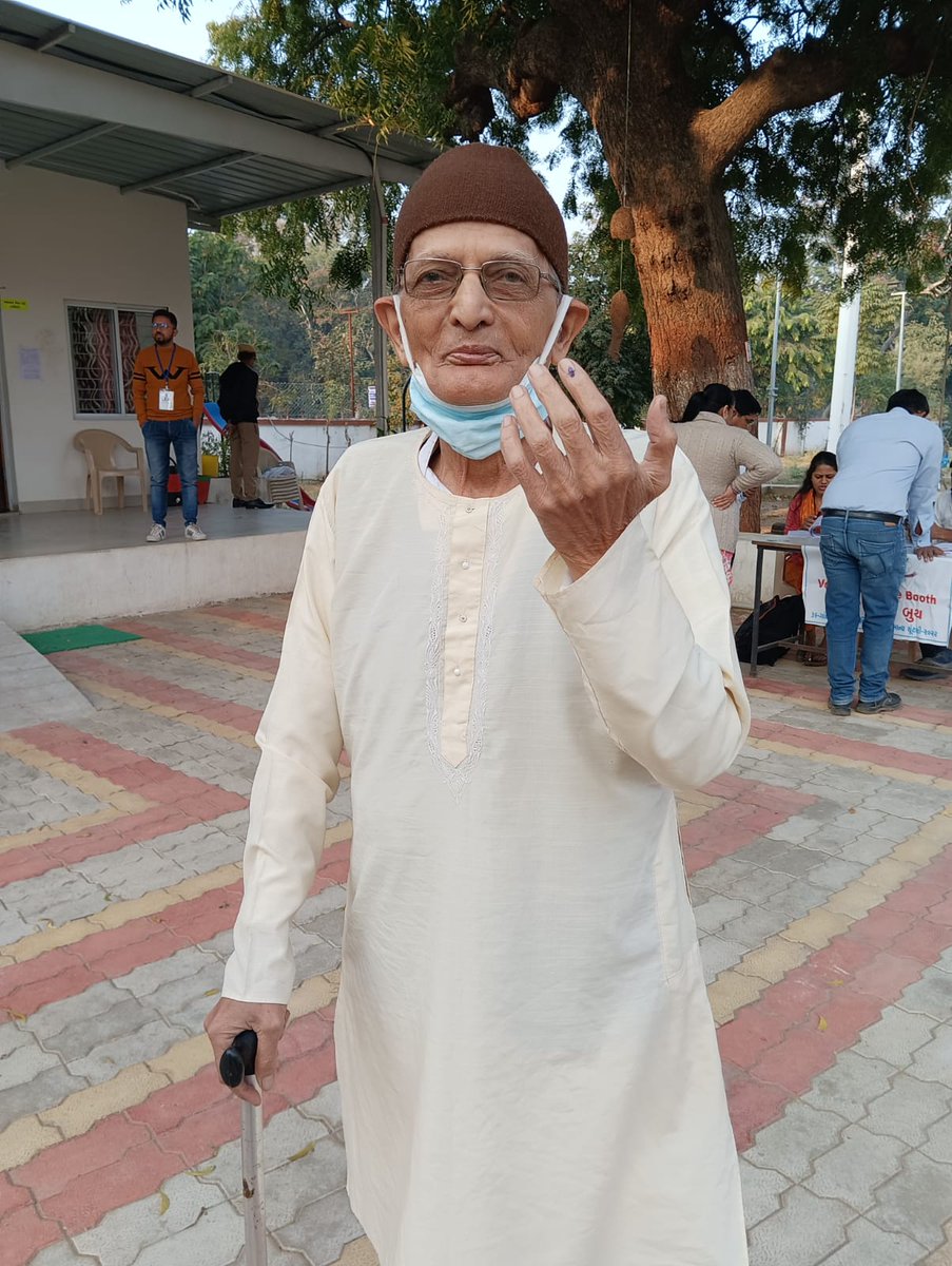 #GujaratElections2022 અંતર્ગત 85 વર્ષીય નિવૃત્ત શિક્ષક શ્રી પ્રવીણભાઈ ઓઝાએ ઉત્સાહપૂર્વક મતદાન કરી જણાવ્યું કે “મતદાન એ લોકશાહીનો મૂળભૂત પાયો છે, રાષ્ટ્રને મજબૂત બનાવવા હું જીવીશ ત્યાં સુધી મારી આ મતદાન ની ફરજ નહીં ચુકુ.” #Avsar <a href="/pkumarias/">Pankaj Kumar</a> <a href="/PIBAhmedabad/">PIB in Gujarat 🇮🇳</a> @deognr <a href="/CEOGujarat/">Chief Electoral Officer, Gujarat</a>