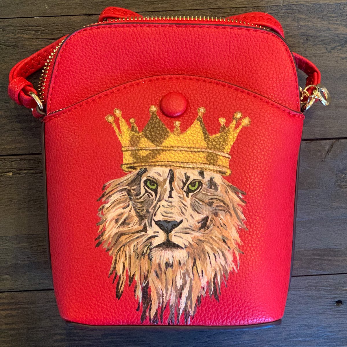 ablumlin's tweet photo. My newest painted purse! #lionart https://t.co/49cgtKzILp
