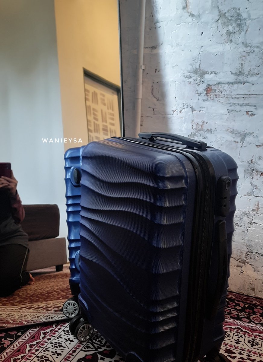 wanieysa's tweet photo. Mula2 takut nak beli luggage murah dari shopee ,risau barai awal hahaha! Tapi ni dah setahun pakai, perform and steadyy 👍 

This RM60 luggage is approved!

In shopee                  In my room;) https://t.co/9SJjL8osta