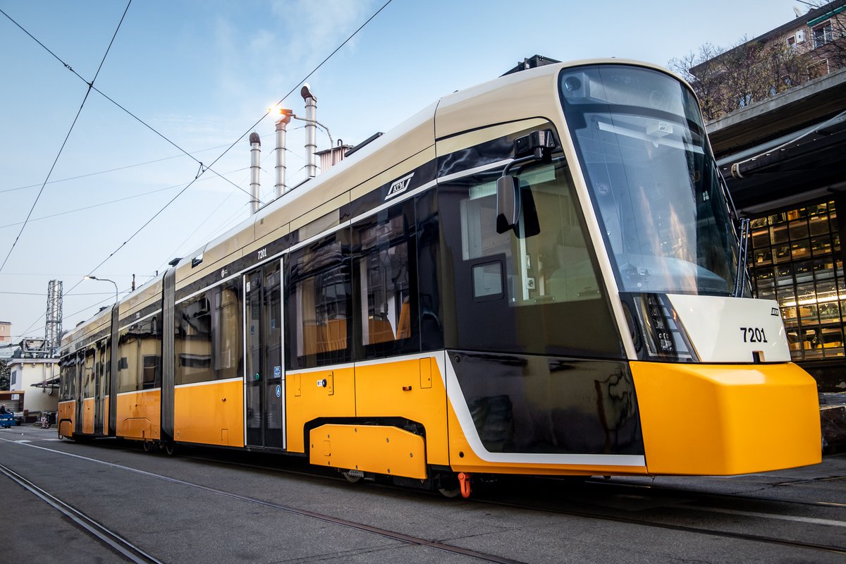 atm_informa's tweet image. Dopo un lungo viaggio, via mare e poi terra, è arrivato il primo Tramlink. Entrerà in servizio dalla prossima primavera. Ne abbiamo comprati 80 per rinnovare la flotta. Tutti accessibili, modernissimi, giallo Milano. Eccoli: bit.ly/ATM_Tramlink
