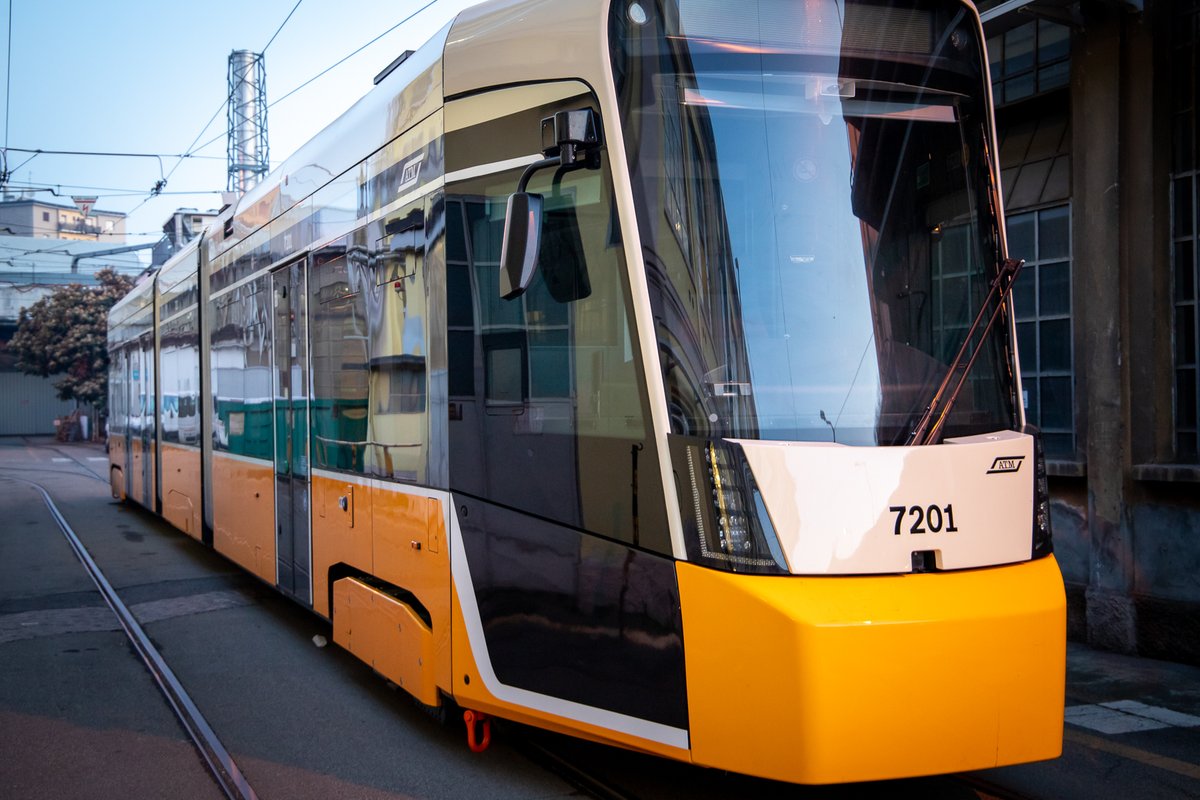 atm_informa's tweet image. Dopo un lungo viaggio, via mare e poi terra, è arrivato il primo Tramlink. Entrerà in servizio dalla prossima primavera. Ne abbiamo comprati 80 per rinnovare la flotta. Tutti accessibili, modernissimi, giallo Milano. Eccoli: bit.ly/ATM_Tramlink