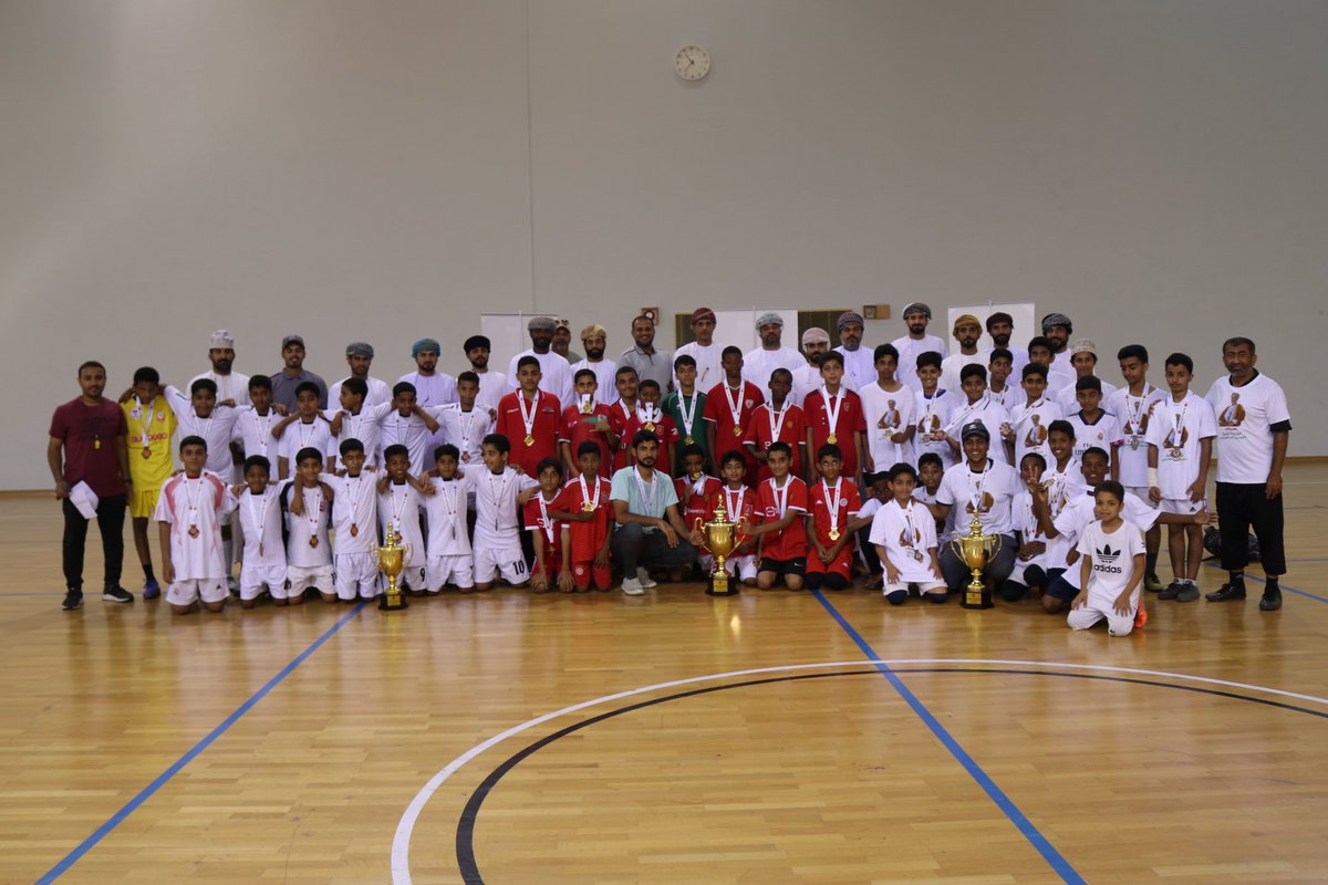 تتويج مدرسة محمد بن شيخان الصباحية بالمركز الأول، والشيخ ناصر الخروصي ثانيا والسعيدية ثالثا في ختام بطولة كرة القدم للطلبة من مواليد 2010/ 2011 التي نظمتها لجنة الرياضة المدرسية <a href="/MuscatSSC/">لجنة الرياضة المدرسية بمحافظة مسقط</a> 
رعى الختام الفاضل راشد النبهاني المدير المساعد لدائرة التوجيه المهني والإرشاد الطلابي.