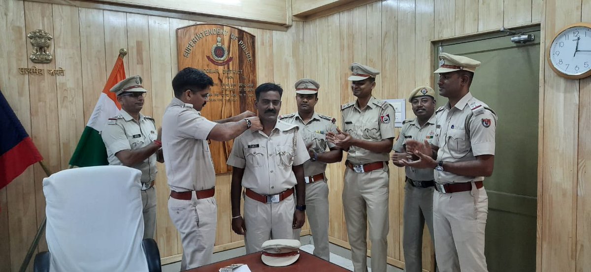 SP_Nicobar_ANP's tweet photo. Pipping ceremony on promotion of S Subbaraj, leading Fireman organized at Nicobar District Police HQ. S Subbaraj promoted to the rank of Sub-Officer in A&amp;N Police Fire Service.
 @DGPANIslands @AndamanPolice https://t.co/O1Ydm7W3D2