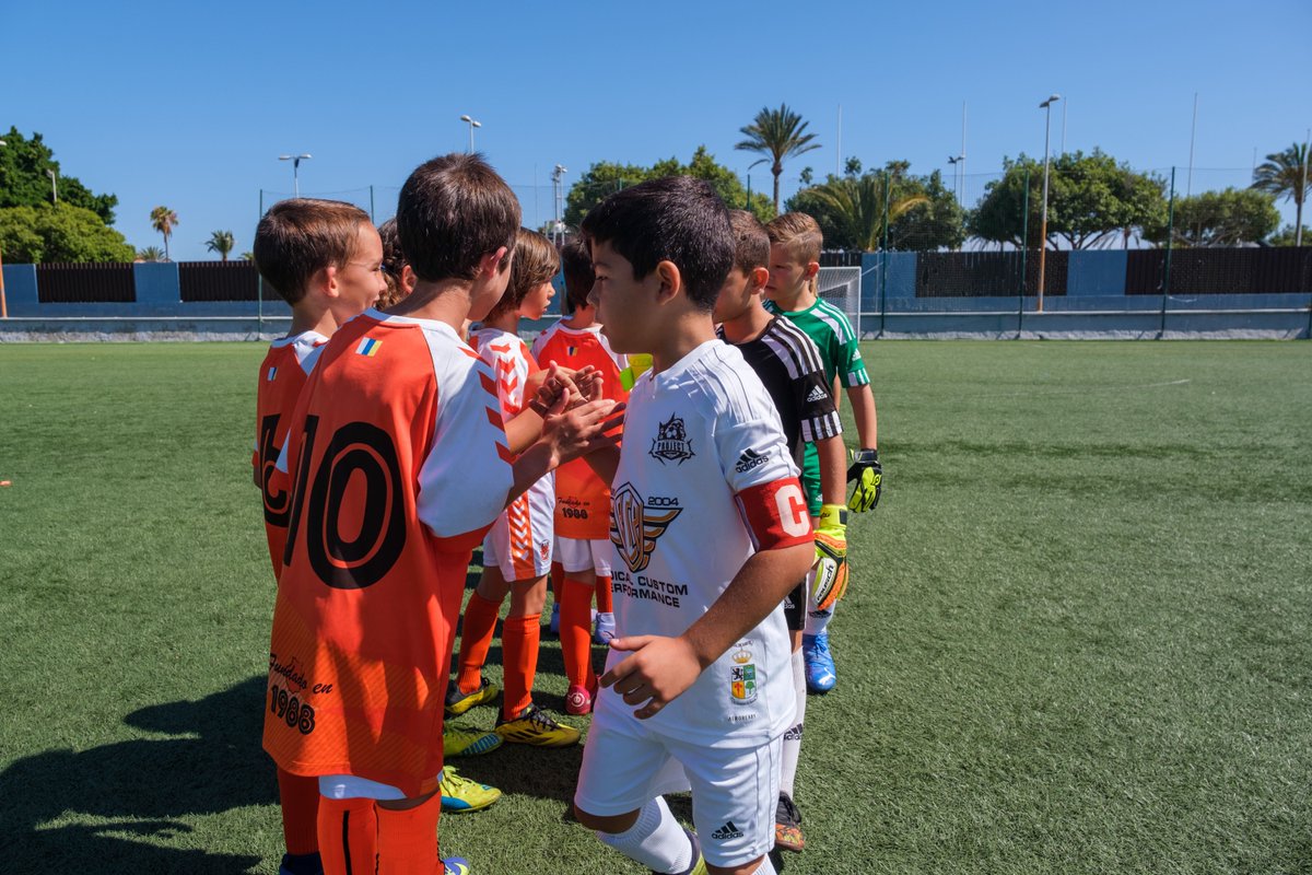 MaspalomasCup's tweet photo. 🤝 Rivales pero ante todo, 𝗥𝗘𝗦𝗣𝗘𝗧𝗢 🤝
#maspalomas #futbolbase #torneo #canarias https://t.co/uSaeTjANeo