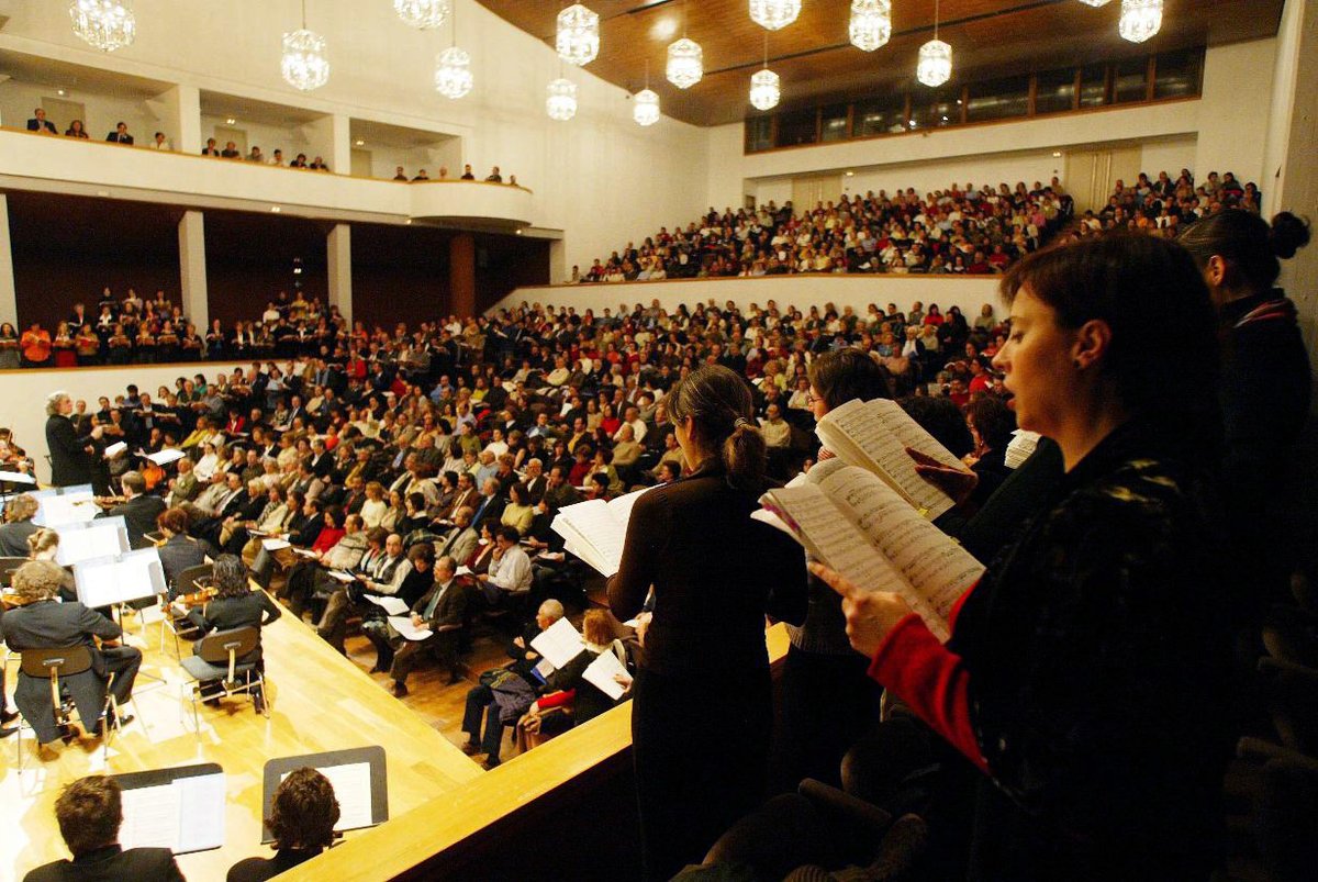 orquestagranada's tweet photo. Una vez más, y consolidando una bella tradición, la interpretación de 'El Mesías' se abre para que pueda ser compartida con todos los que aman esta música y se animen a cantarla junto a la OCG y Coro OCG.  
El MESÍAS participativo >> 16 y 17 / XII @AuditorioMFalla @FundlaCaixa https://t.co/ajM85iALBC