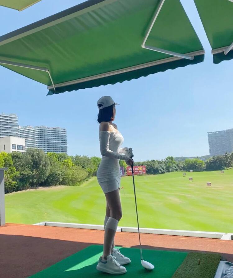 LisaFamita's tweet photo. Golf is a game played on fairways that are only 5 inches wide - between your left and right ears. https://t.co/qXNPcsPawK
