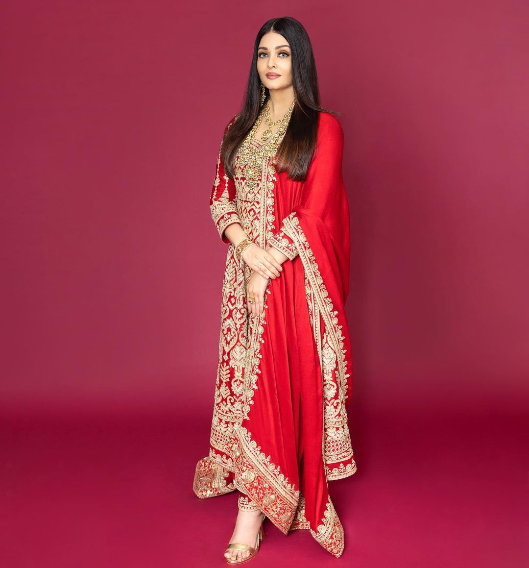 aish_bachchan_'s tweet photo. ✨❤️ https://t.co/NajyOqq64o